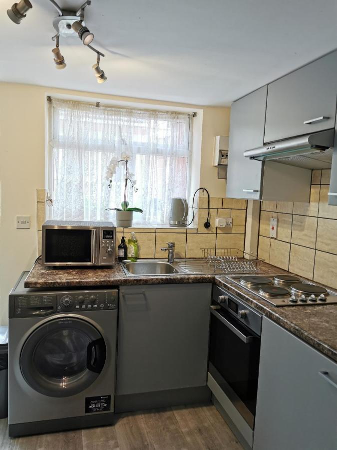 Palaz 1 - 2 Bedroom Garden Flat เอ็ดมันตัน ภายนอก รูปภาพ