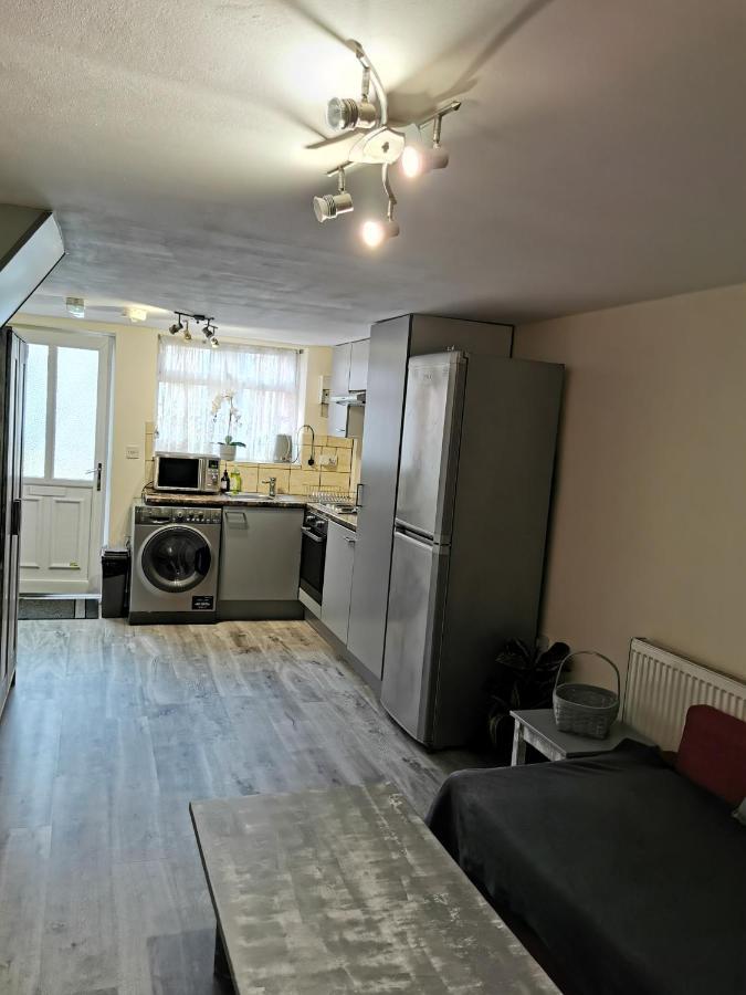 Palaz 1 - 2 Bedroom Garden Flat เอ็ดมันตัน ภายนอก รูปภาพ