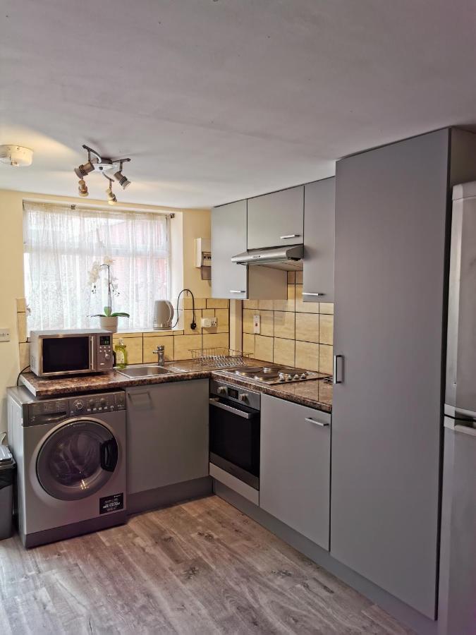 Palaz 1 - 2 Bedroom Garden Flat เอ็ดมันตัน ภายนอก รูปภาพ