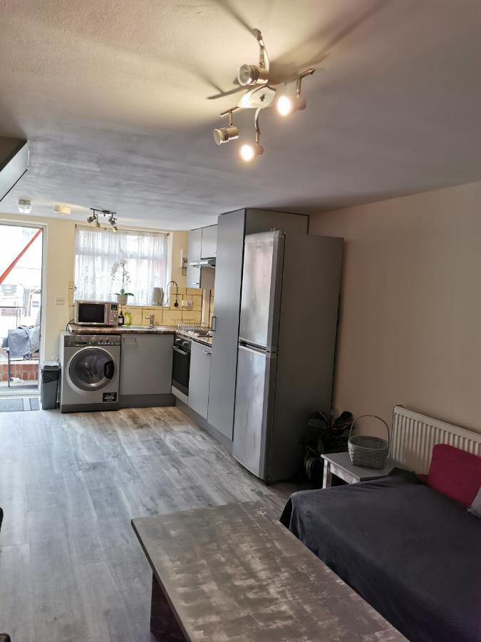 Palaz 1 - 2 Bedroom Garden Flat เอ็ดมันตัน ภายนอก รูปภาพ