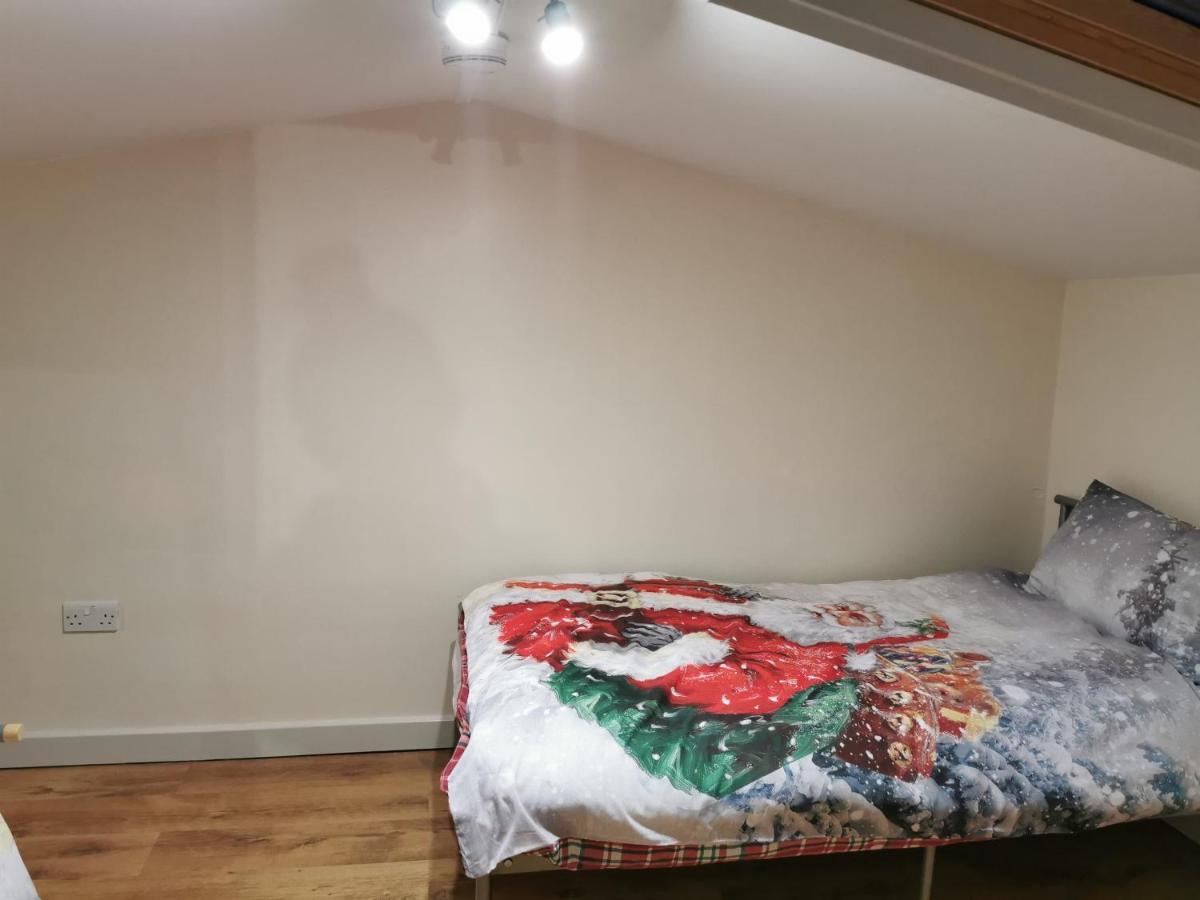 Palaz 1 - 2 Bedroom Garden Flat เอ็ดมันตัน ภายนอก รูปภาพ
