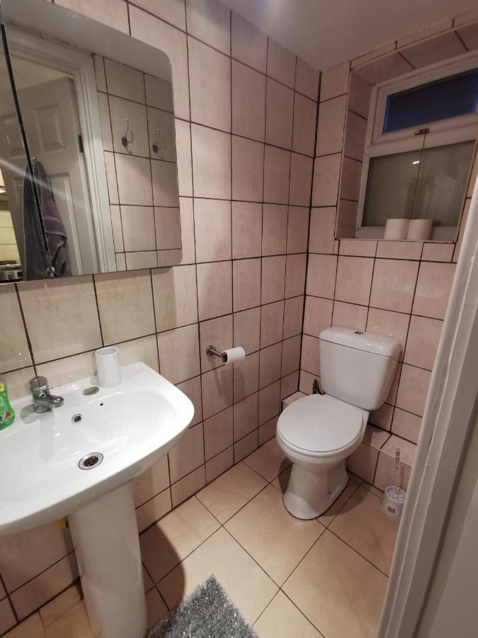 Palaz 1 - 2 Bedroom Garden Flat เอ็ดมันตัน ภายนอก รูปภาพ